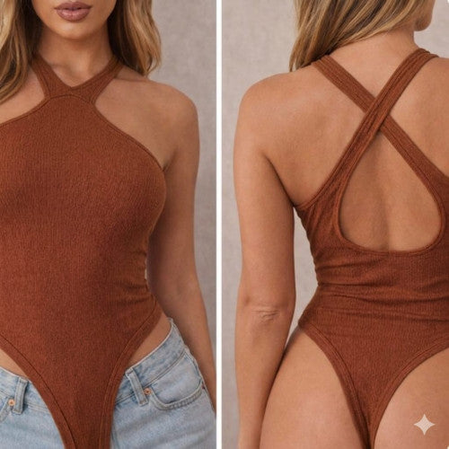 Body Deportivo Marron. Punto con Cuello Halter y Espalda Cruzada –